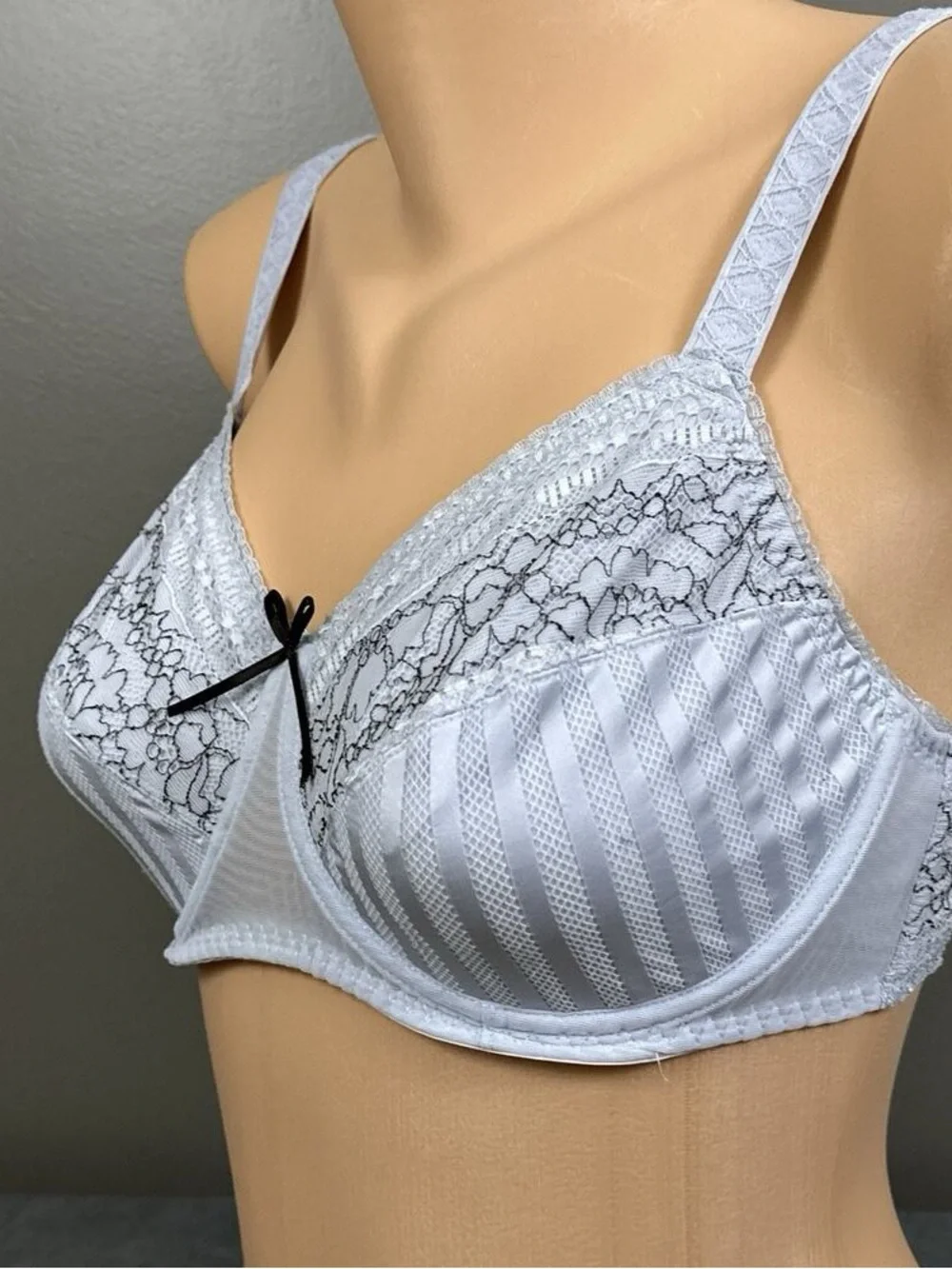 Classic Lace Underwire Bra in Light Blue